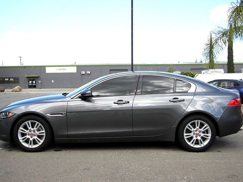 Used 2018 Jaguar XE Premium image 5