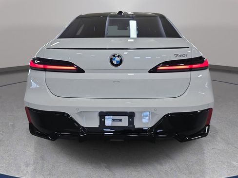 Used 2025 BMW 740i w/ Premium Package RWD image 8