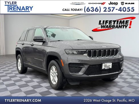 Used 2023 Jeep Grand Cherokee Laredo image 1
