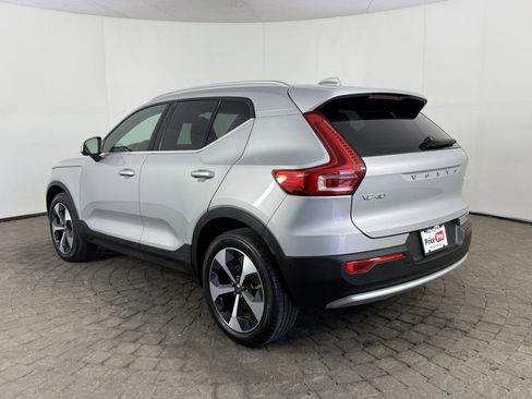 Used 2025 Volvo XC40 B5 Plus image 5