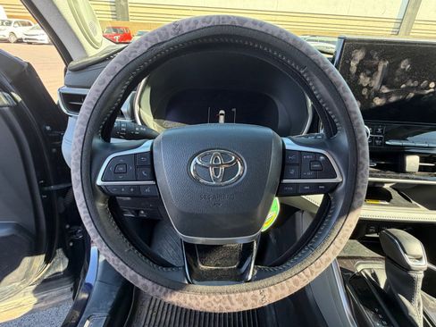 Used 2023 Toyota Highlander Platinum image 12
