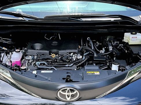 Used 2026 Toyota Sienna XLE FWD image 30