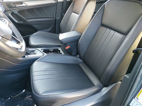 Used 2022 Volkswagen Tiguan SE image 16