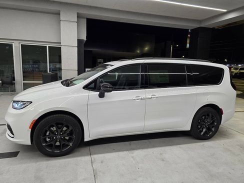 New 2026 Chrysler Pacifica Limited w/ S Appearance Package AWD/4WD image 3