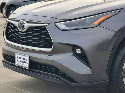 Used 2023 Toyota Highlander XLE image 3