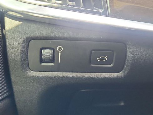 Used 2018 Volvo S90 T5 Momentum w/ Convenience Package FWD image 17
