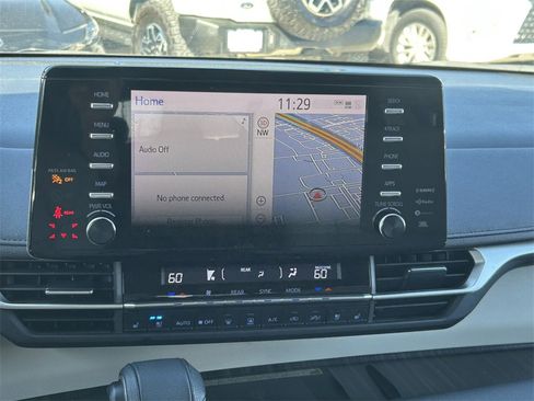 Used 2022 Toyota Sienna Limited image 21