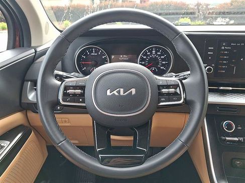 Used 2024 Kia Carnival LX FWD image 16