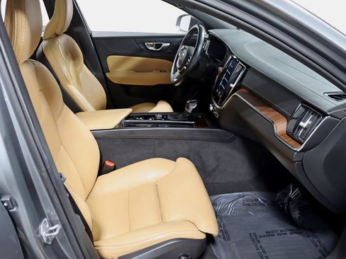 Used 2020 Volvo V60 T5 Cross Country image 32