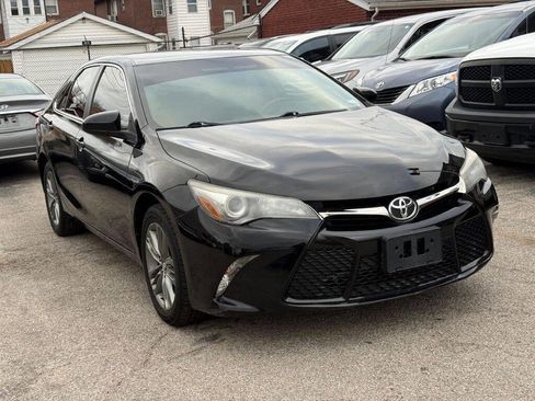 Used 2017 Toyota Camry SE image 3