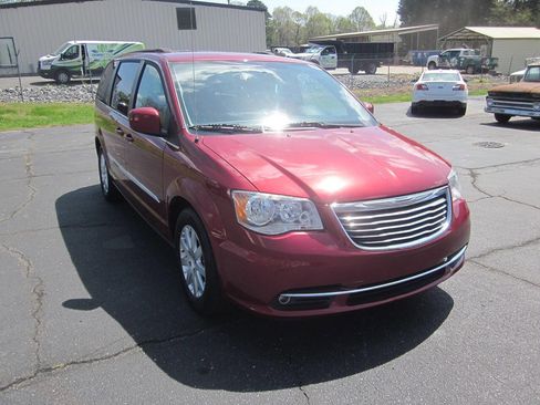 Used 2015 Chrysler Town & Country Touring image 4