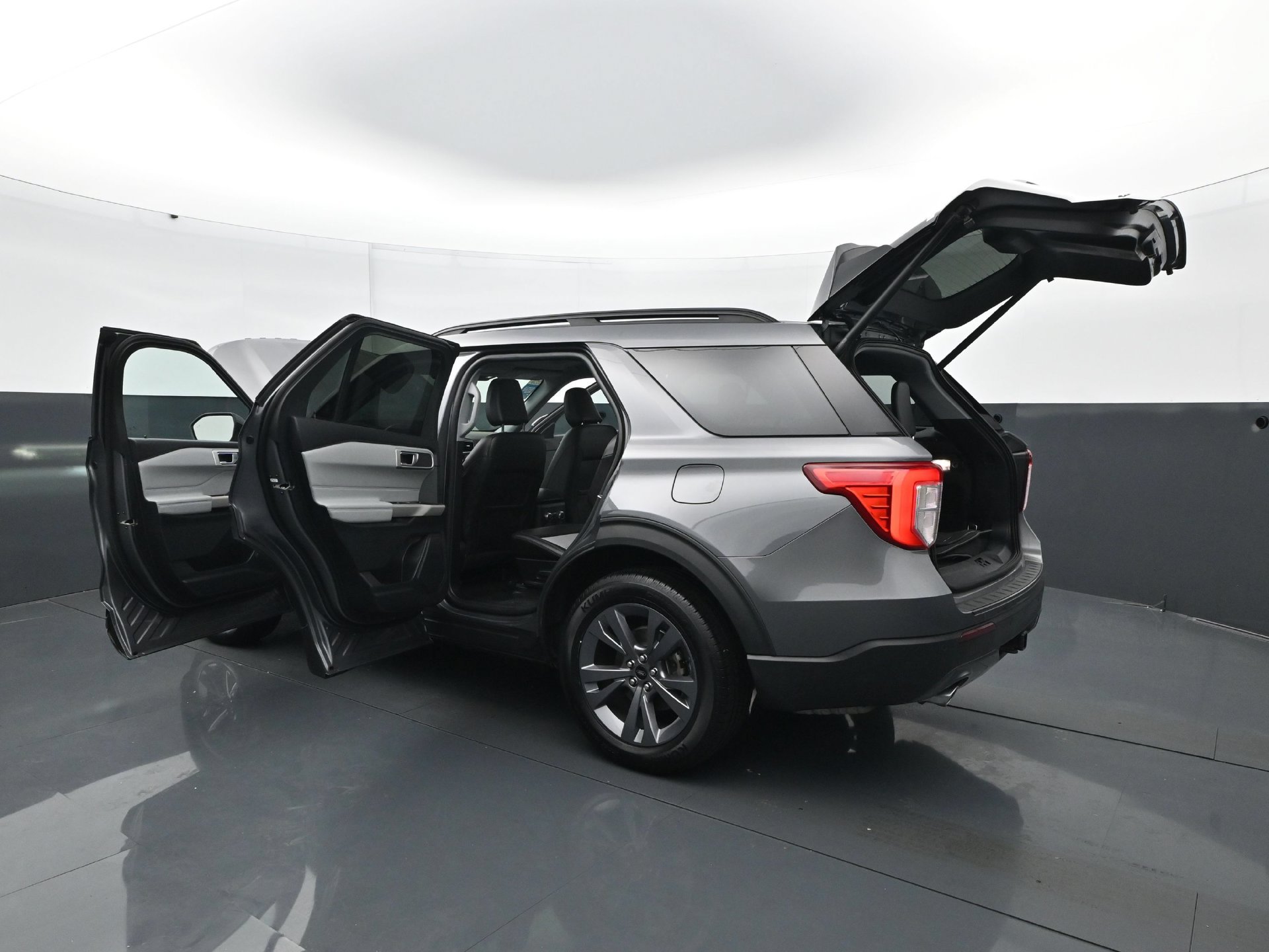 Used 2022 Ford Explorer XLT w/ Equipment Group 202A AWD/4WD image 34