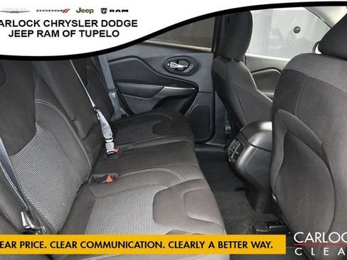 Used 2021 Jeep Cherokee Latitude FWD image 30