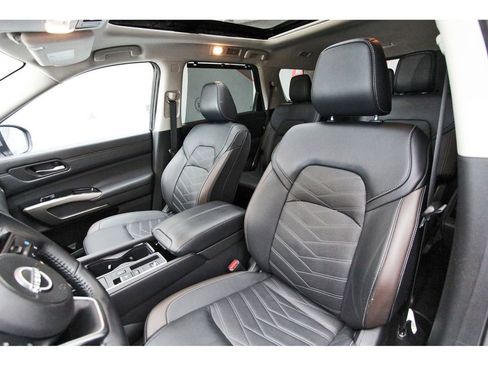 Used 2024 Nissan Pathfinder Platinum FWD image 27