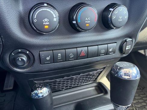 Used 2017 Jeep Wrangler Rubicon image 12