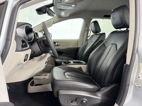 Used 2024 Chrysler Pacifica Touring-L image 6