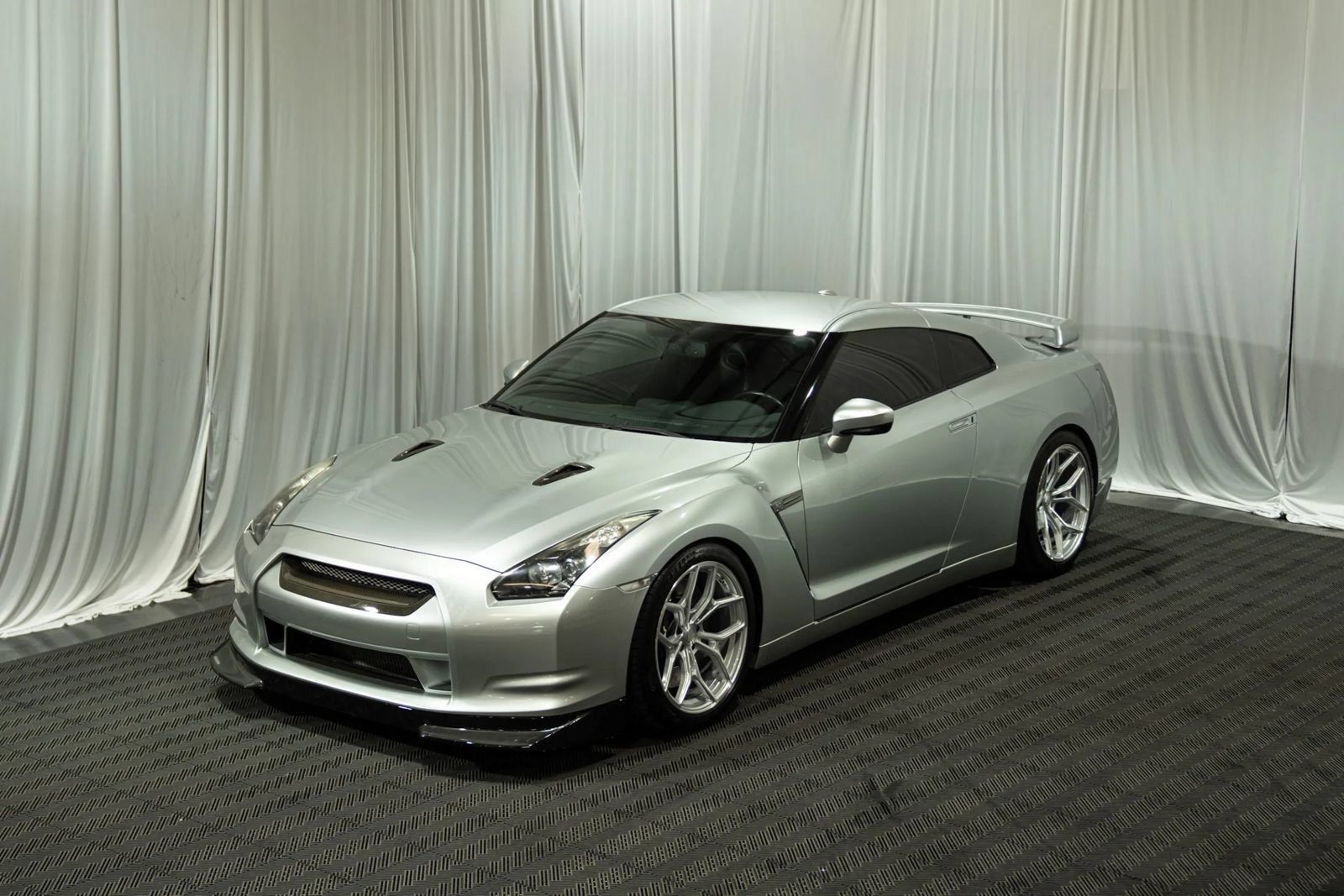 Used 2009 Nissan GT-R Premium AWD/4WD image 1