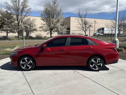 Used 2023 Hyundai Elantra SEL w/ Convenience Package image 2