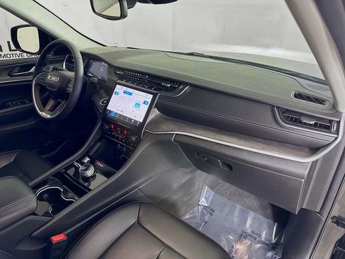 Used 2023 Jeep Grand Cherokee Limited w/ Black Appearance Package image 29