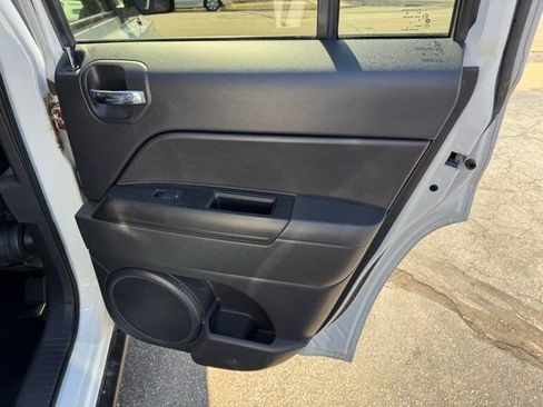 Used 2017 Jeep Patriot High Altitude image 28