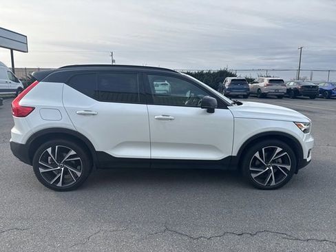 Used 2020 Volvo XC40 T5 R-Design image 4