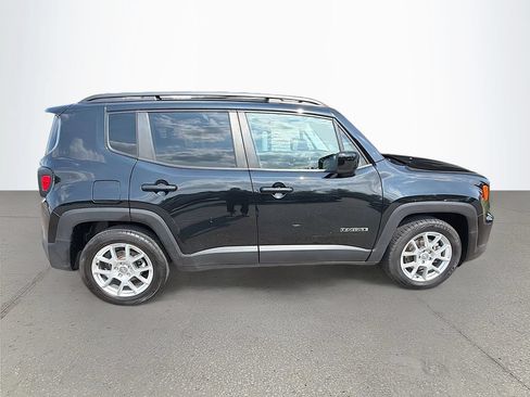 Used 2019 Jeep Renegade Latitude FWD image 3