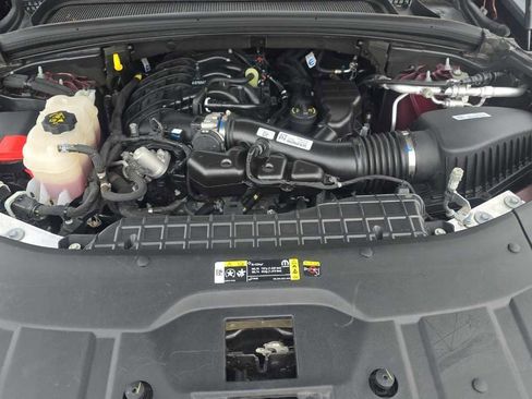 Used 2024 Jeep Grand Cherokee Laredo AWD/4WD image 4