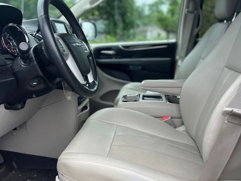 Used 2014 Chrysler Town & Country Touring-L w/ Driver Convenience Group FWD image 18