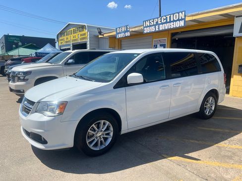 Used 2020 Dodge Grand Caravan SE FWD image 3