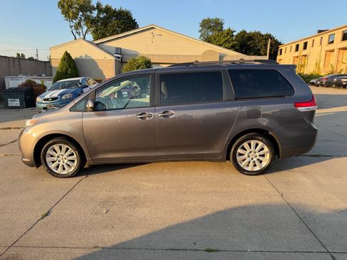 Used 2011 Toyota Sienna LE image 18