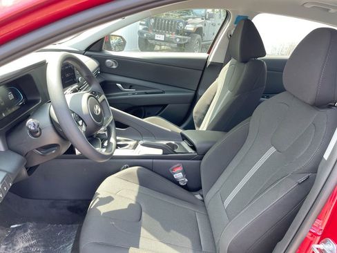 Used 2025 Hyundai Elantra SE image 37
