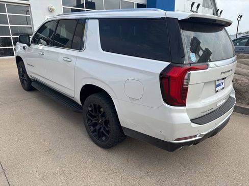 Used 2025 GMC Yukon XL Denali w/ Advanced Technology Package image 3
