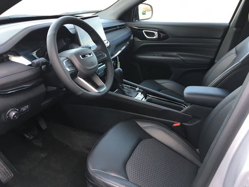 New 2026 Jeep Compass Latitude image 18