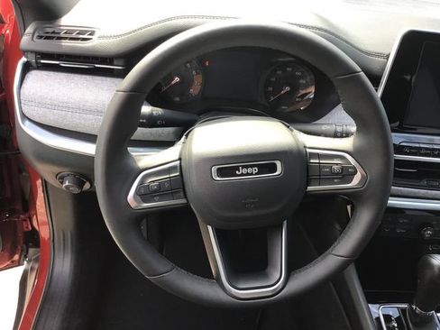 Used 2025 Jeep Compass Latitude AWD/4WD image 28