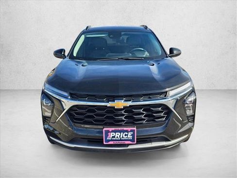 Used 2025 Chevrolet Trax LT image 2