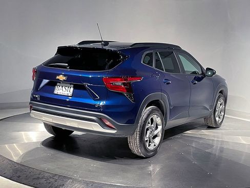 Used 2024 Chevrolet Trax LT image 11