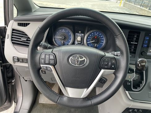 Used 2015 Toyota Sienna XLE image 16
