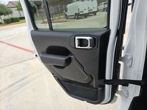 Used 2026 Jeep Wrangler Unlimited Rubicon AWD/4WD image 31