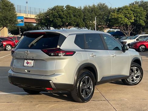 Used 2025 Nissan Rogue SV FWD image 4