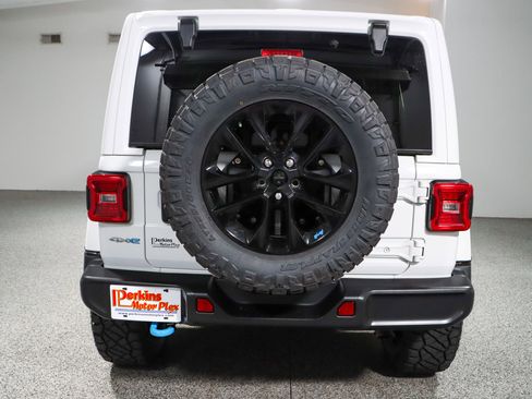 Used 2022 Jeep Wrangler Unlimited Sahara w/ Cold Weather Group AWD/4WD image 9
