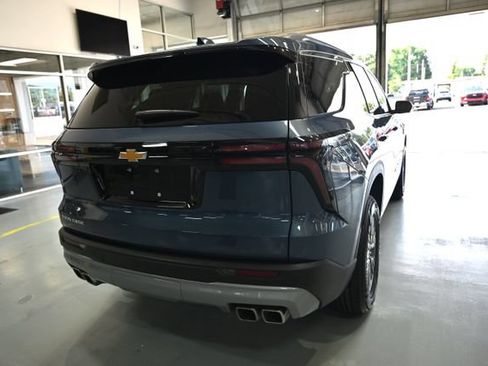Used 2025 Chevrolet Traverse LT w/ Driver Confidence Package FWD image 5