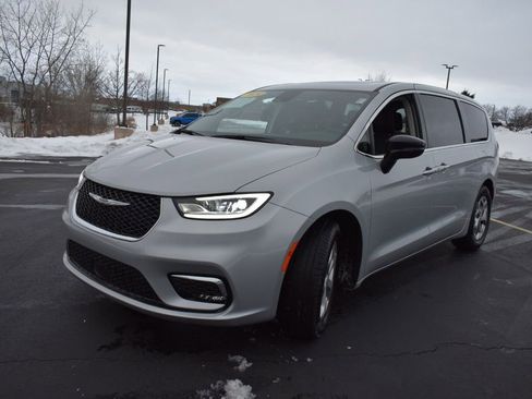 Used 2024 Chrysler Pacifica Limited image 8