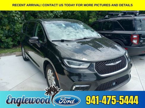 Used 2023 Chrysler Pacifica Touring-L FWD image 1