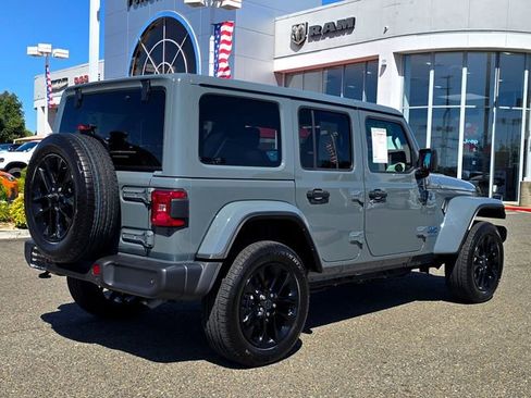 Used 2025 Jeep Wrangler Unlimited Sahara w/ Safety Group AWD/4WD image 4