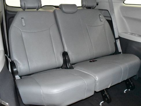 Used 2024 Toyota Sienna XLE FWD image 30