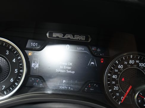 Used 2025 RAM 1500 Laramie AWD/4WD image 13