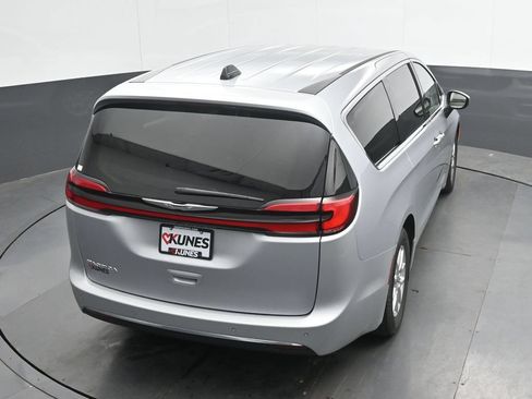 Used 2023 Chrysler Pacifica Touring-L FWD image 30