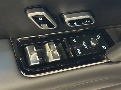 Used 2025 Land Rover Range Rover Sport Autobiography image 12