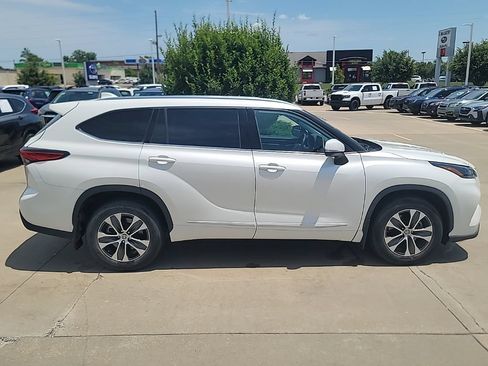 Used 2021 Toyota Highlander XLE FWD image 5