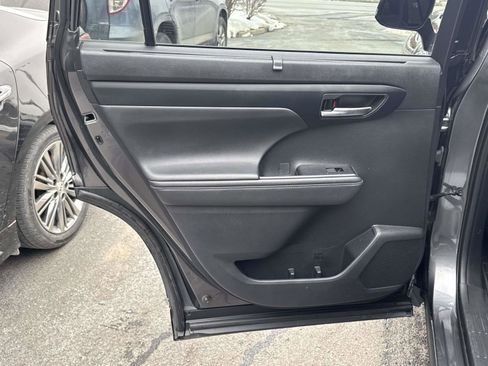 Certified 2021 Toyota Highlander XLE image 11